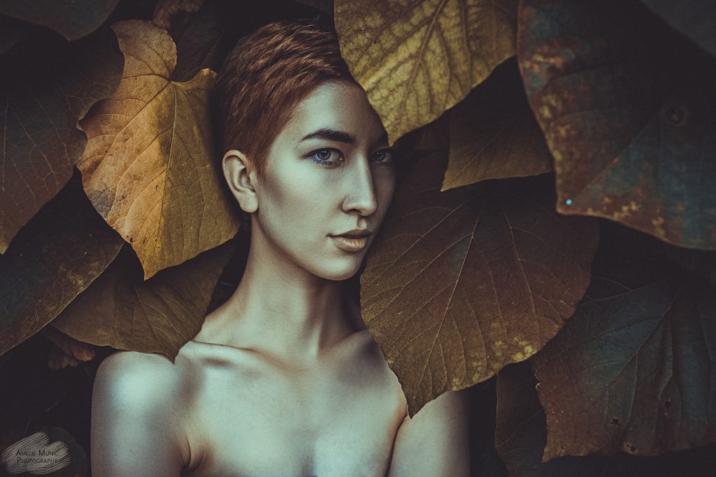 Portrait-einer-Frau-in-großen-Blättern
