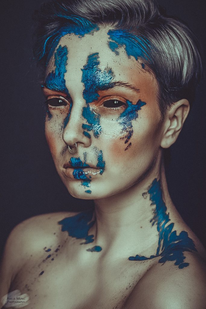 Frau-mit-viel-Makeup