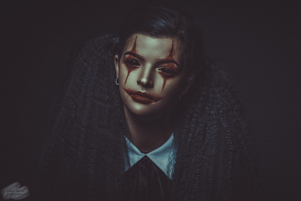 düsteres-Portrait-einer-Frau-mit-halloween-makeup
