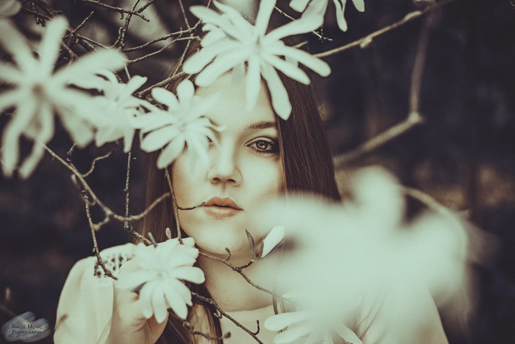 Portrait einer Frau in Blumen