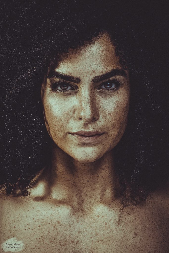starkes-Portrait-einer_Frau-mit-Sommersprossen